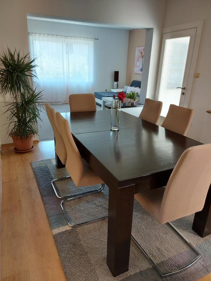 Apartman Larisa Kampor Exterior foto