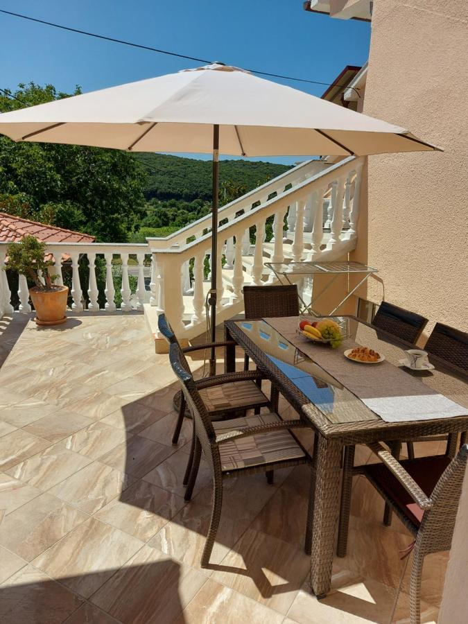 Apartman Larisa Kampor Exterior foto