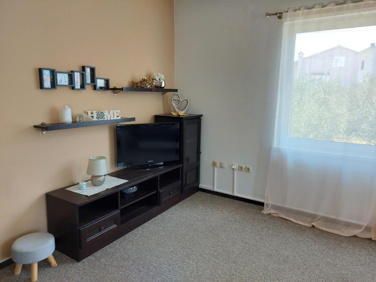 Apartman Larisa Kampor Exterior foto