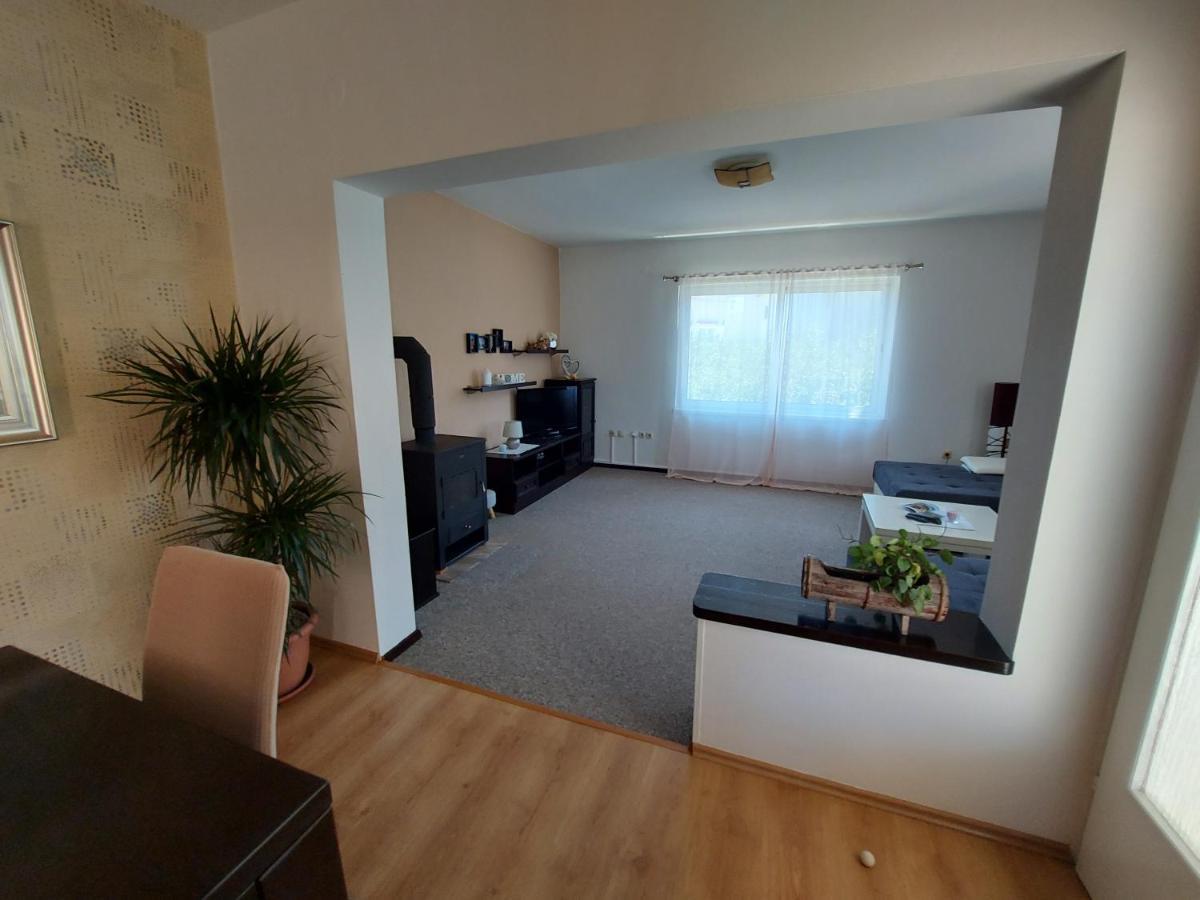 Apartman Larisa Kampor Exterior foto