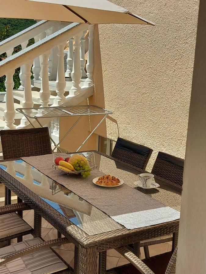 Apartman Larisa Kampor Exterior foto