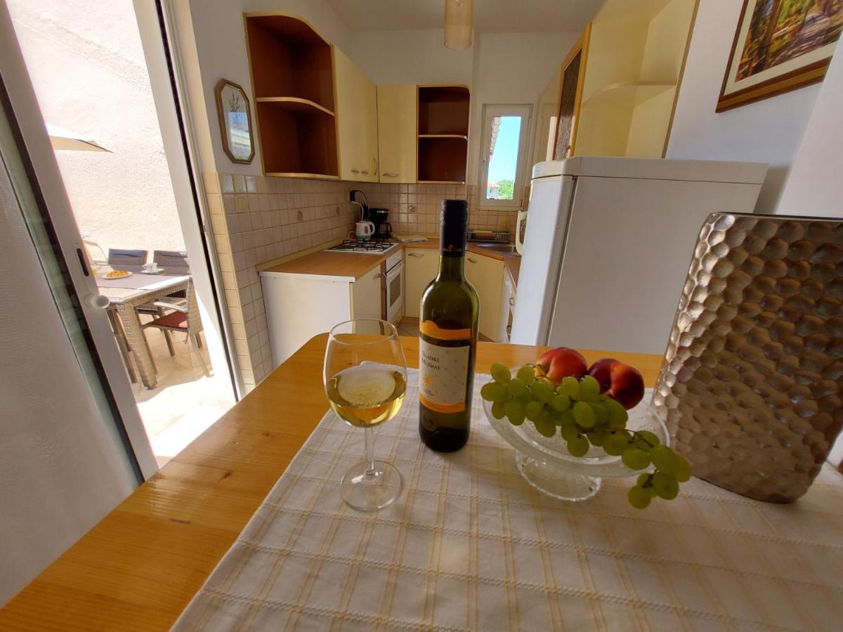Apartman Larisa Kampor Exterior foto
