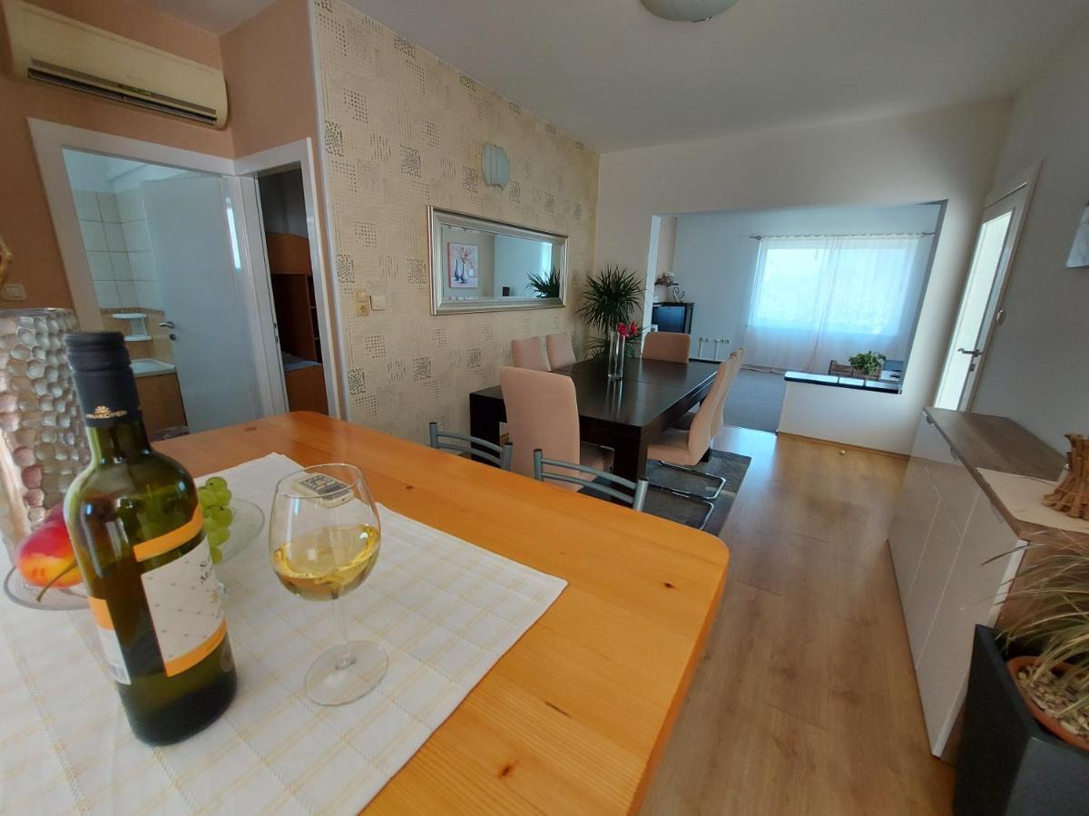 Apartman Larisa Kampor Exterior foto