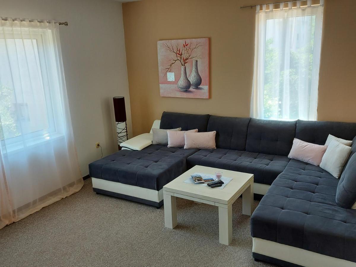 Apartman Larisa Kampor Exterior foto