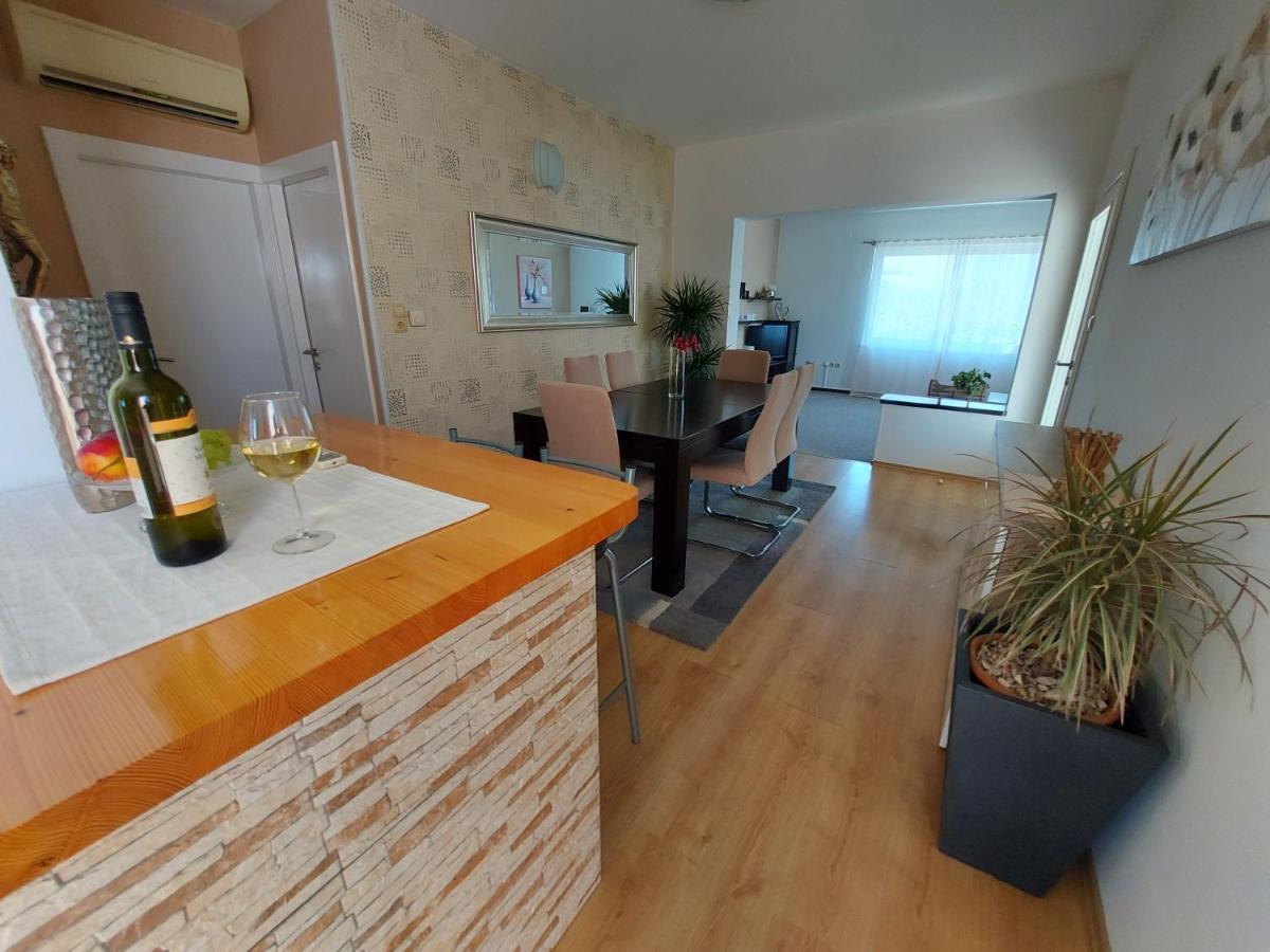 Apartman Larisa Kampor Exterior foto