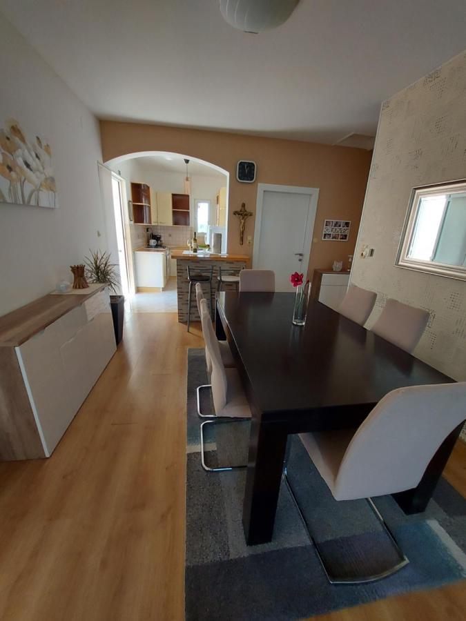 Apartman Larisa Kampor Exterior foto