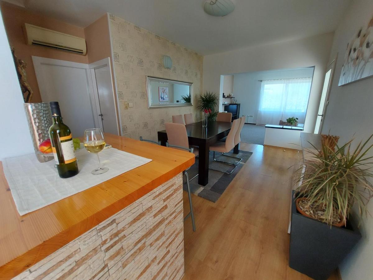 Apartman Larisa Kampor Exterior foto