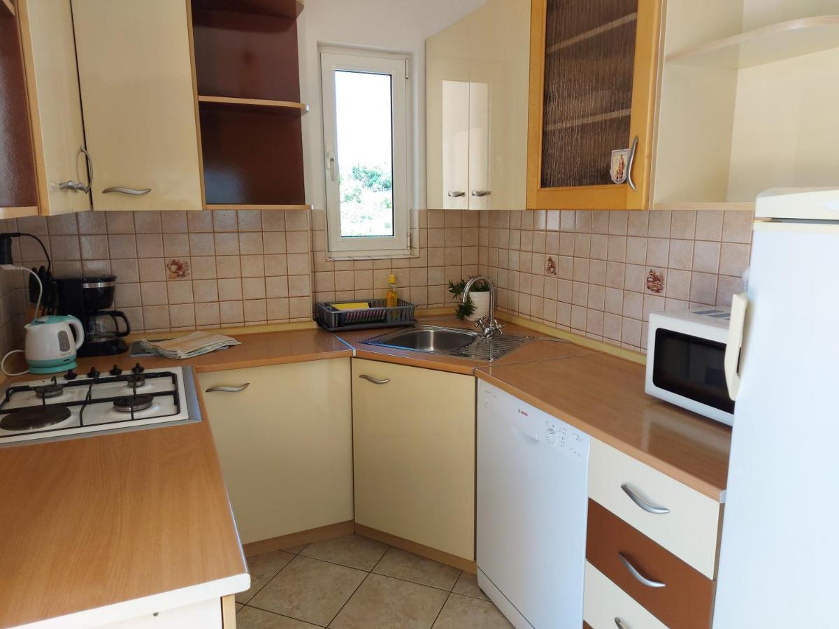 Apartman Larisa Kampor Exterior foto
