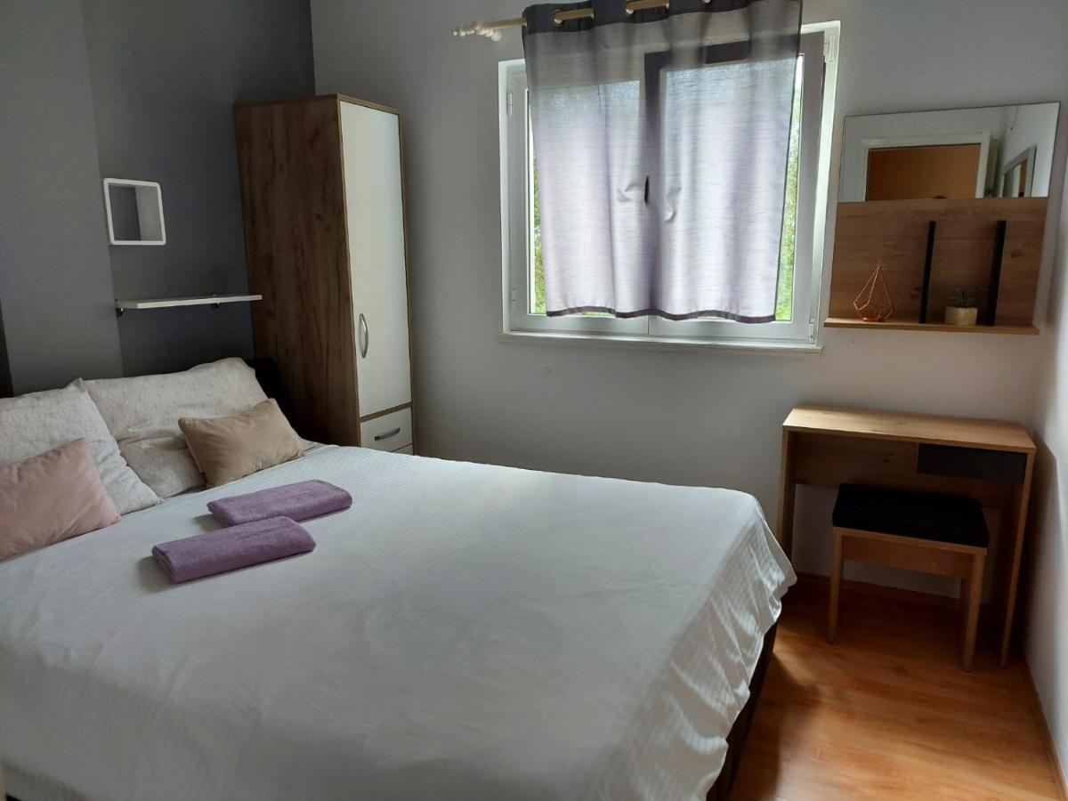 Apartman Larisa Kampor Exterior foto