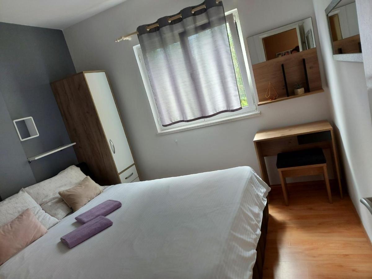 Apartman Larisa Kampor Exterior foto